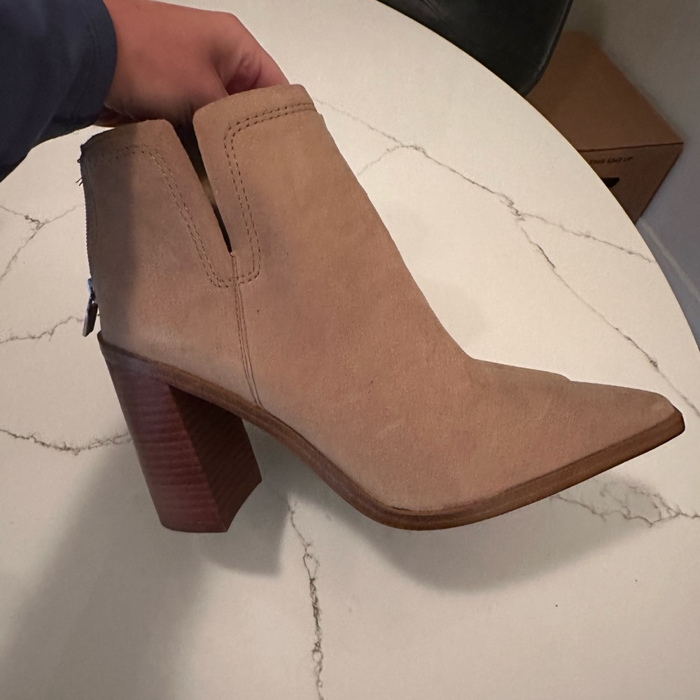 New Vince Camuto Welland bootie size 9 tortilla suede